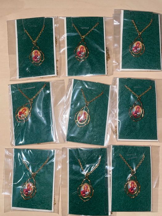 Продавам синджирчета с кръстчета и богородици.