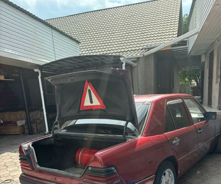 Мерседес 124 е 200