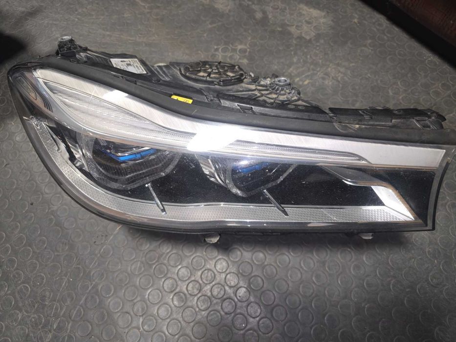 Десен Laser Light фар за BMW 730D G11