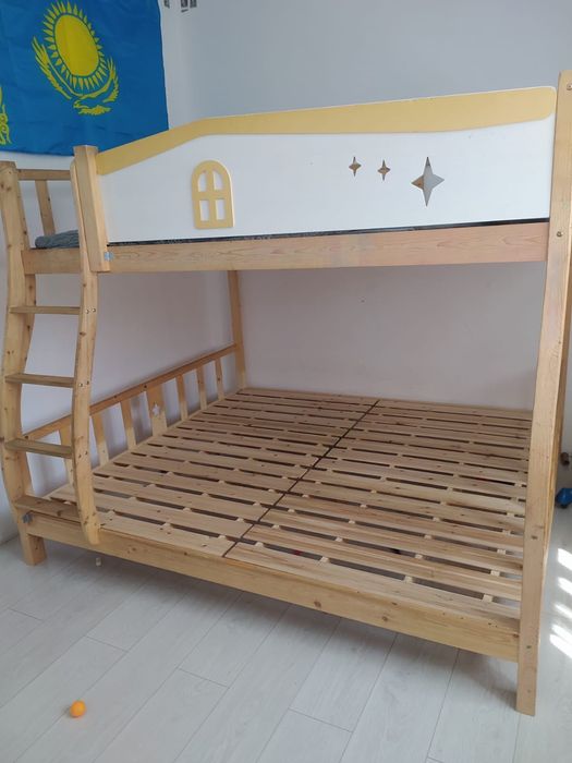 Продам двухъярусную кровать.