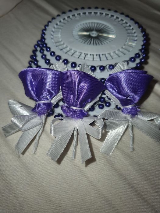 Cocarde trandafiri mov nunta/ botez bolduri ace gamalie