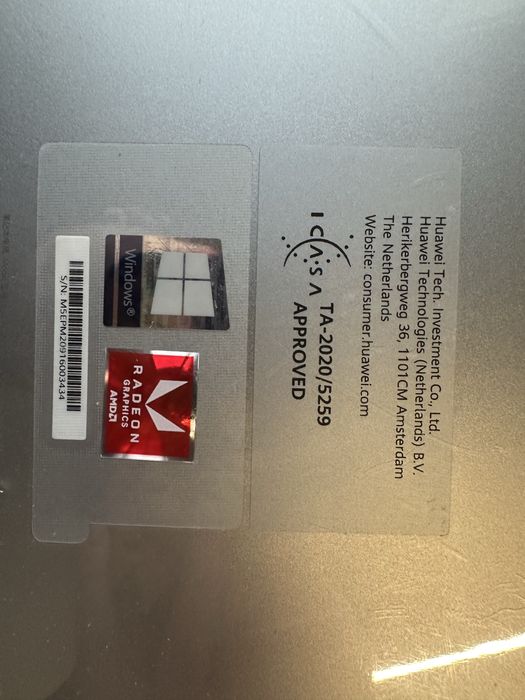 Лаптоп Huawei matebook