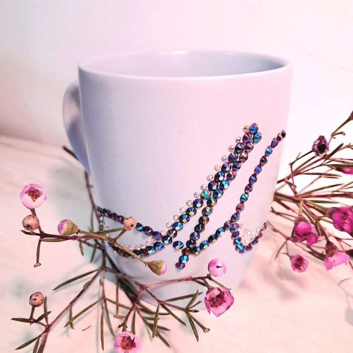 Чаша с инициали от кристални камъчета,  буква по поръчка