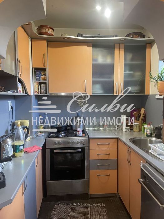 Етаж от ТУХЛЕНА къща на плоча - кв. Военно училище