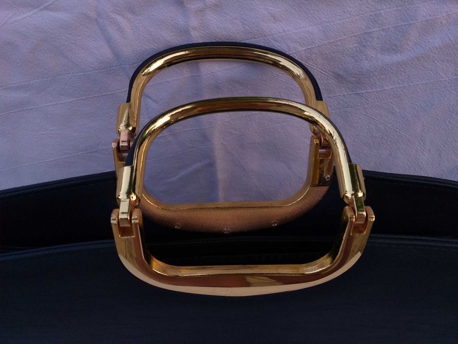 Нова дамска, тъмносиня чанта със златисти елементи.