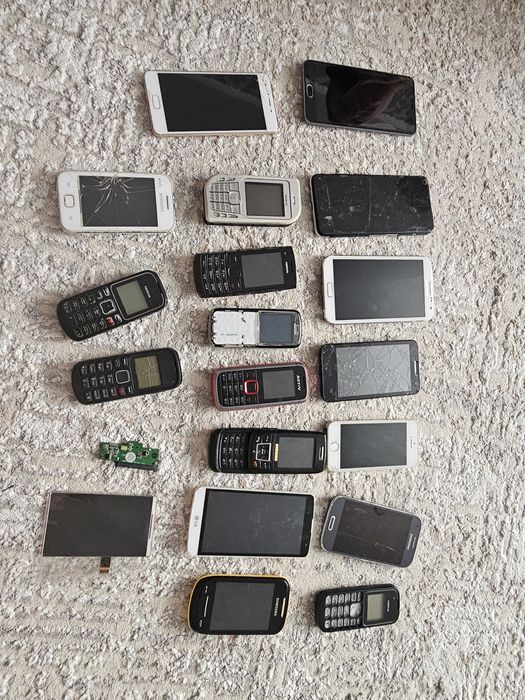 Продам сотовые телефоны на запчасти