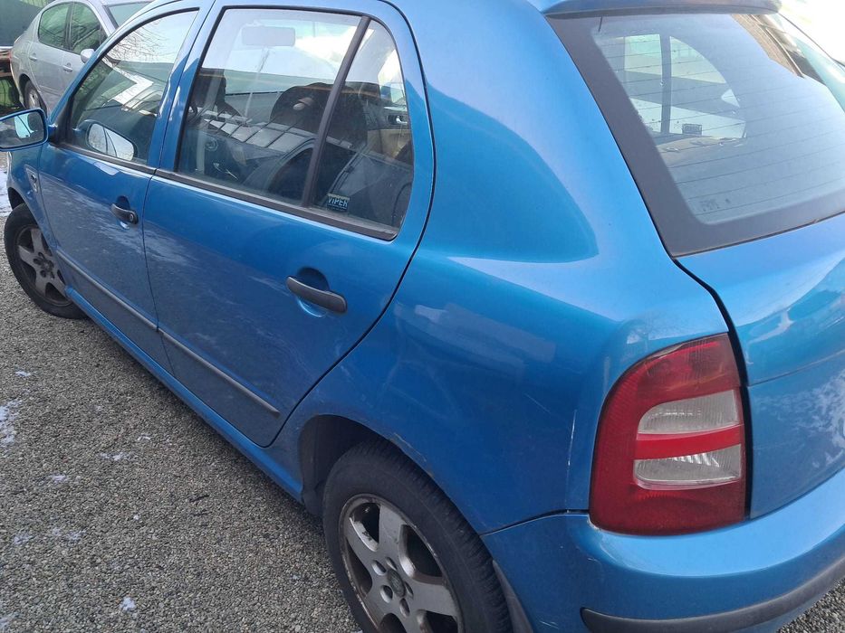 Skoda Fabia 1 hatchback, haion cu luneta, stop stopuri, bara spate.