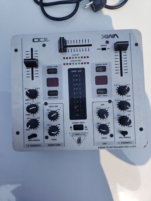 Audio mixser Bu qurilma musiqani aralashtirish va DJ qilish uchun