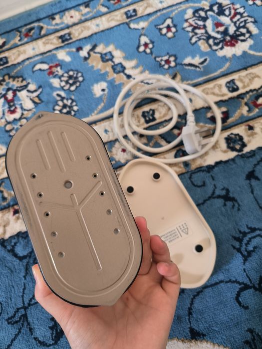 Утюг бежевый маленький