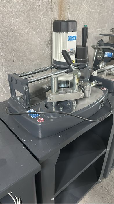 Станок для сборки окна двери