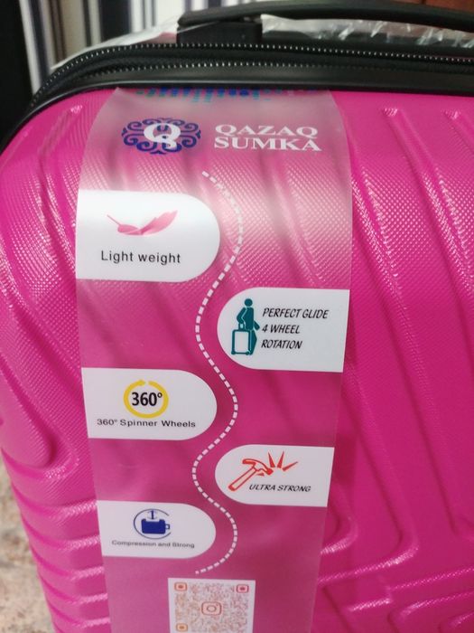 Продаю новый малиновый чемодан