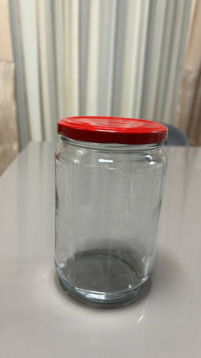 Продавам стъклени буркани на винт с капачки