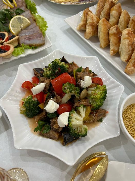 Тойға арналған стол, стульчик, ыдыстар сатылады.