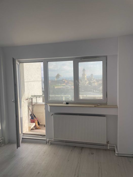 Apartament 4 camere cu vedere spre Catedrala Reintregirii-Cetate, Alba Iulia. Bloc reabilitat termic, et. 6/8, renovat complet, nemobilat.
