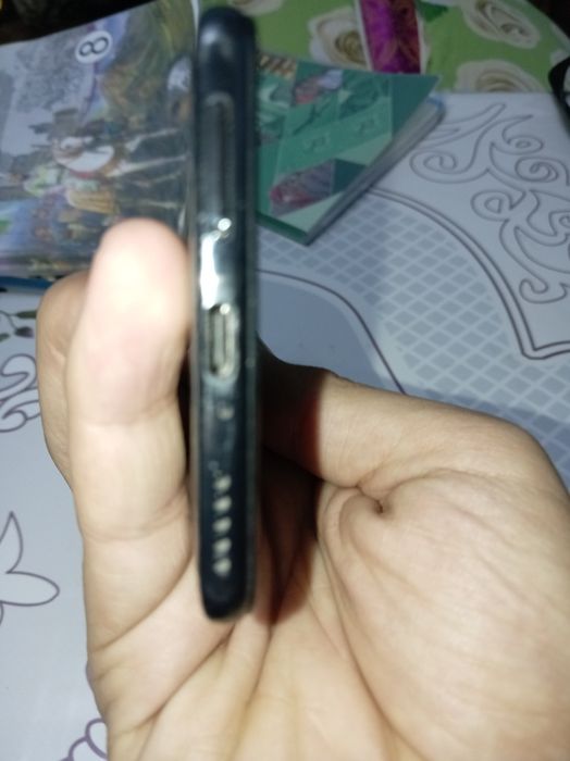 Poco F3 orqa kamera steklo singan lekin qolgan hammasi joyida