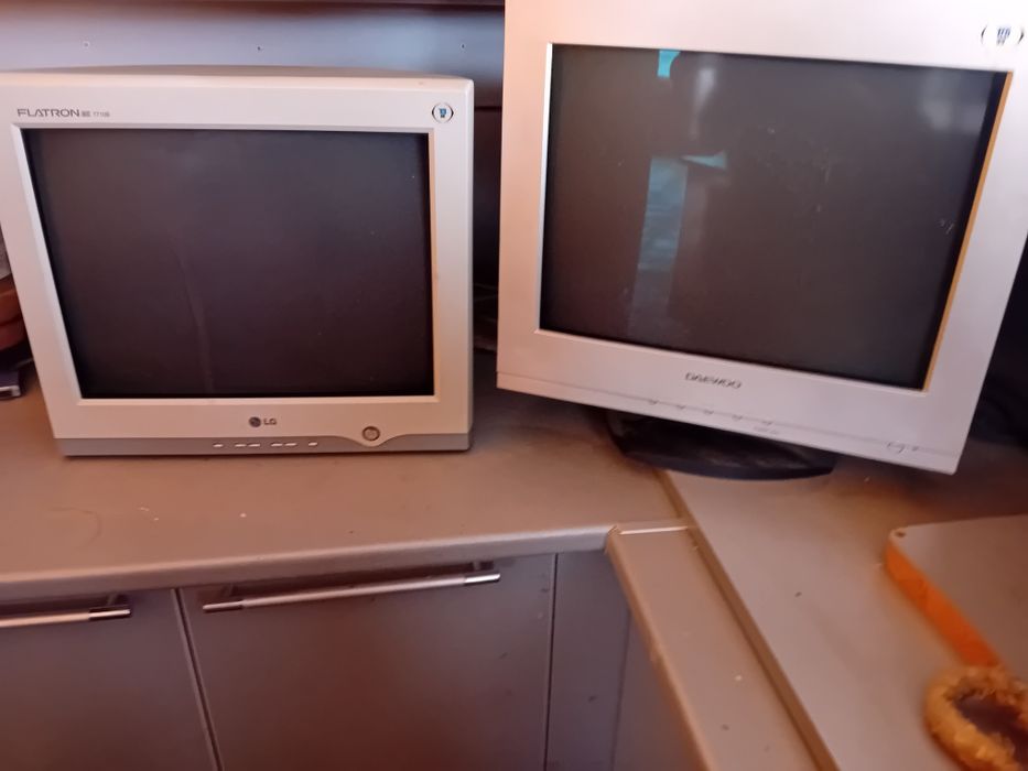 Два монитора за  вътрешна мрежа