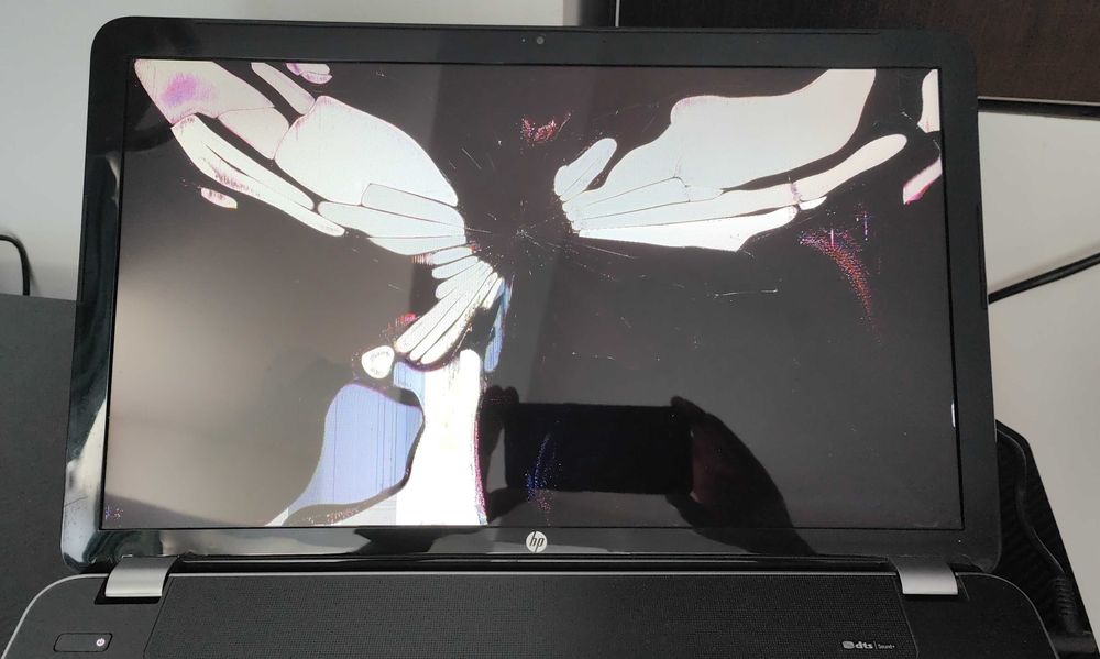 Laptop HP Pavilion Protect Smart, Intel Core i3 display 17 inch fisurat ,incarcator HP