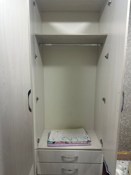 Продам угловой шифоньер