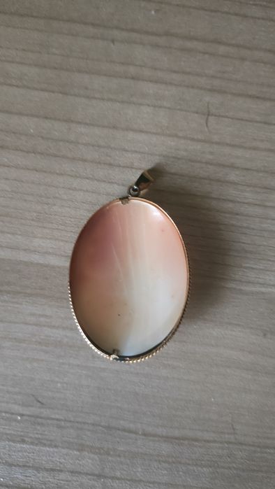 Medalion aur și fildeș