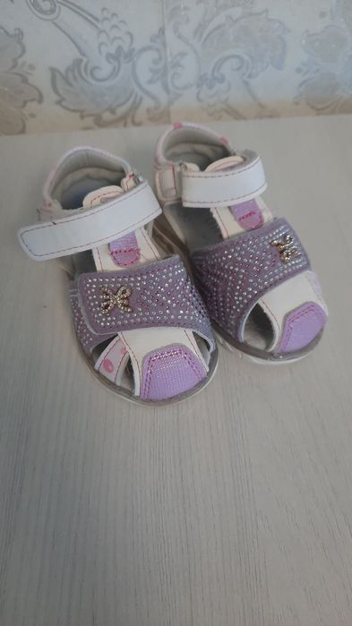 Продаються детские сандали