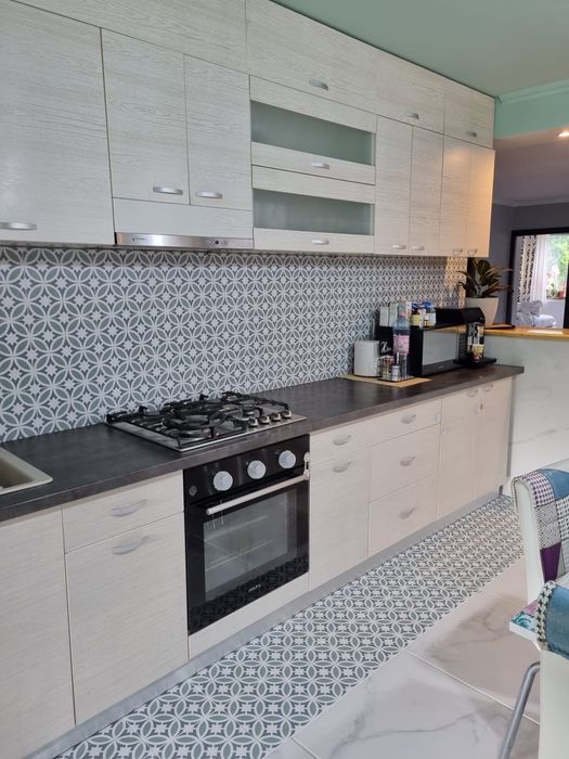 Montam mobila (orice producator) si parchet