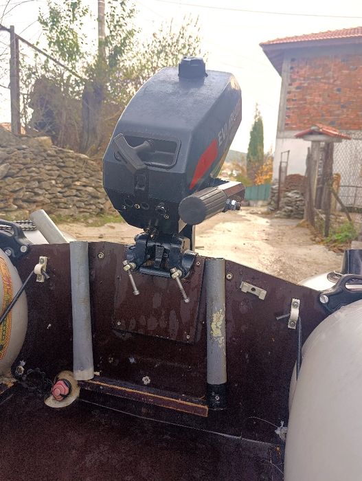 Лодка с извънбордов двигател 2 так. 4.кс Evinrude