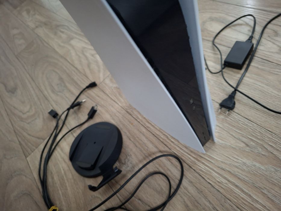 „Vând PS5, stare foarte bună, funcționează perfect. Am investit mulți bani în jocuri și cumpărături in-game. Detalii în privat