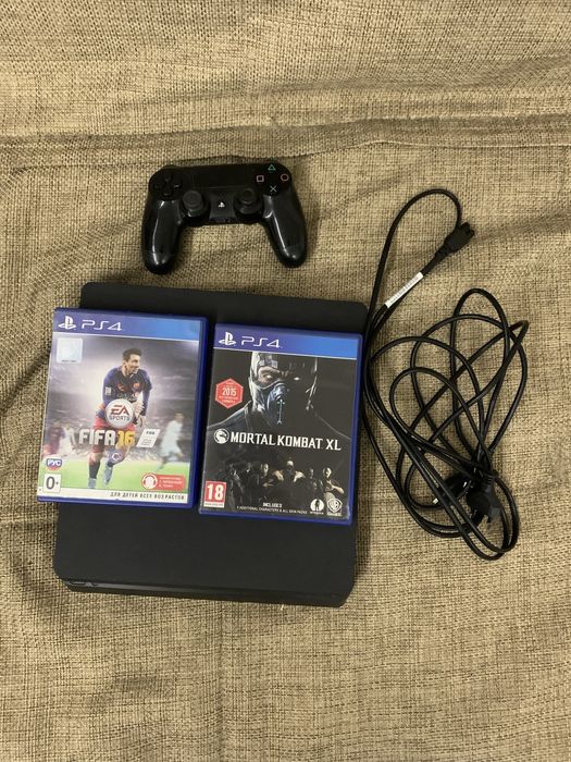 Продам Playstation 4 Slim в очень хорошем состояний! Срочно!