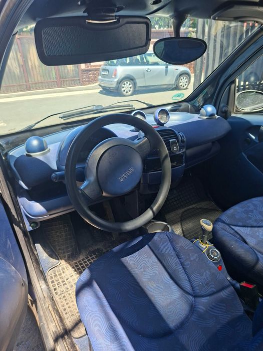 Vând Smart Fortwo 0.8 CDI diesel, an fabricație 2000, culoare albastru/negru.