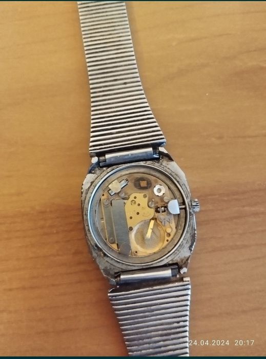 Продавам часовник Ракета