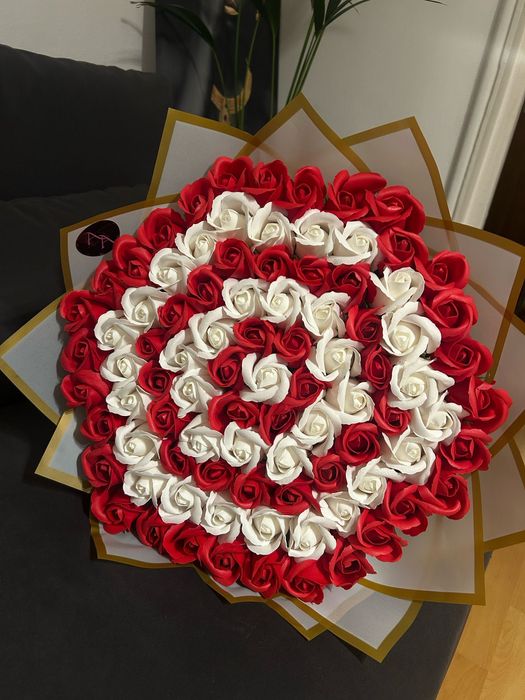 Buchet 101 trandafiri sapun/ rosu alb negru mov verde galven roz/ vday