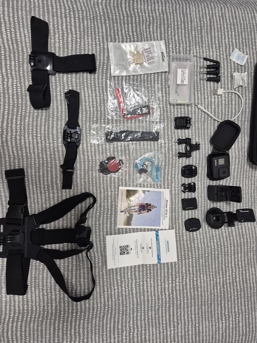 GoPro HERO 8 Black + 3 Baterii, Încărcător + Kit Complet Accesorii (Ham Piept, Cap, Husă)