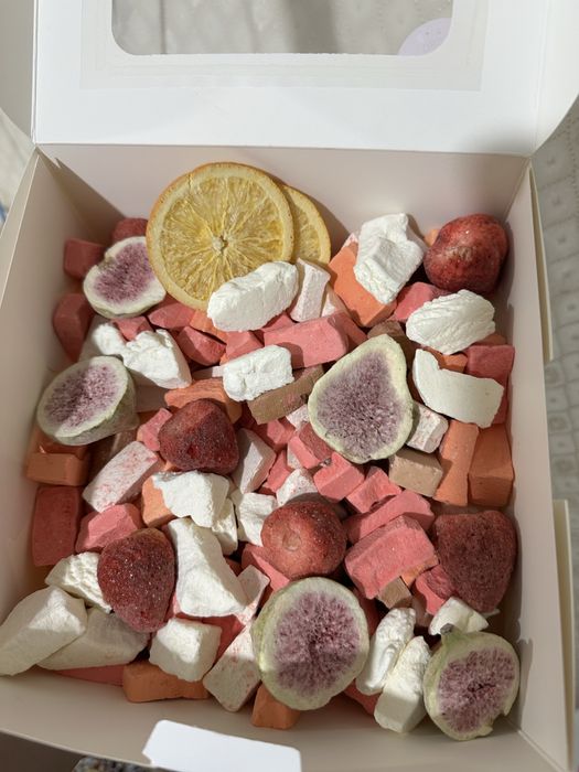 Сублимированное мороженое и фрукты