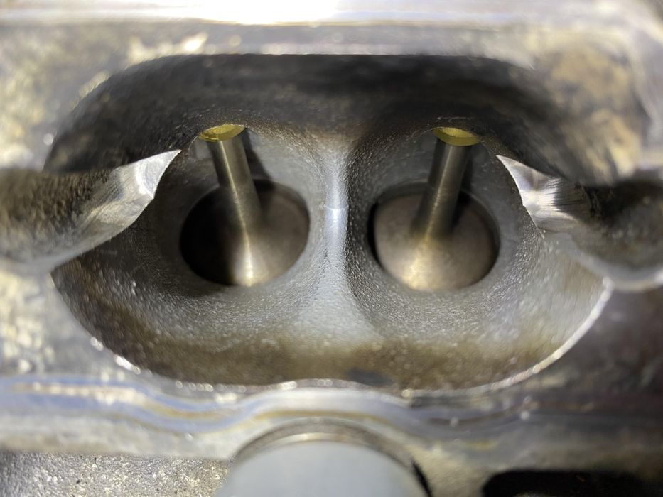 Машинно почистване на всмукателни клапани и портове Walnut Blasting