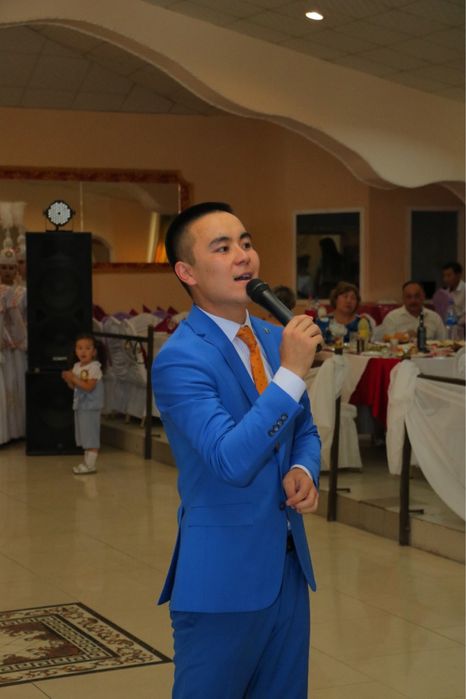 Ведущий на двух языках