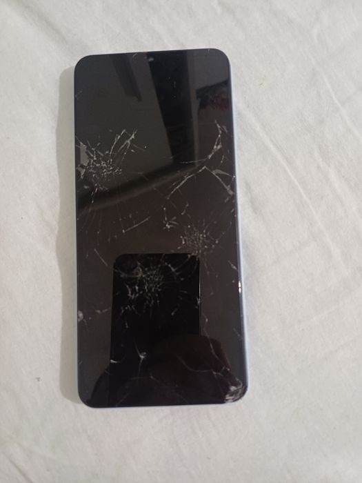 Samsung Galaxy A13 5G cu displayul spart. Placa este buna