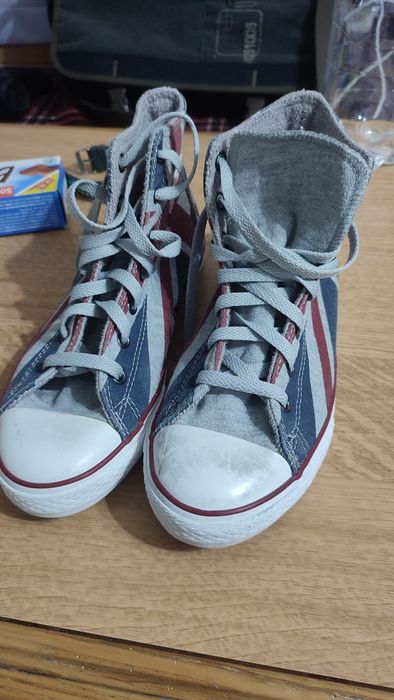 Vând teniși Converse