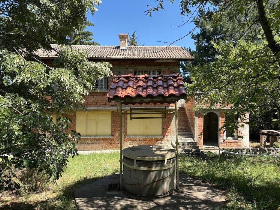 Имот с къща във вилната зона на Герман/София