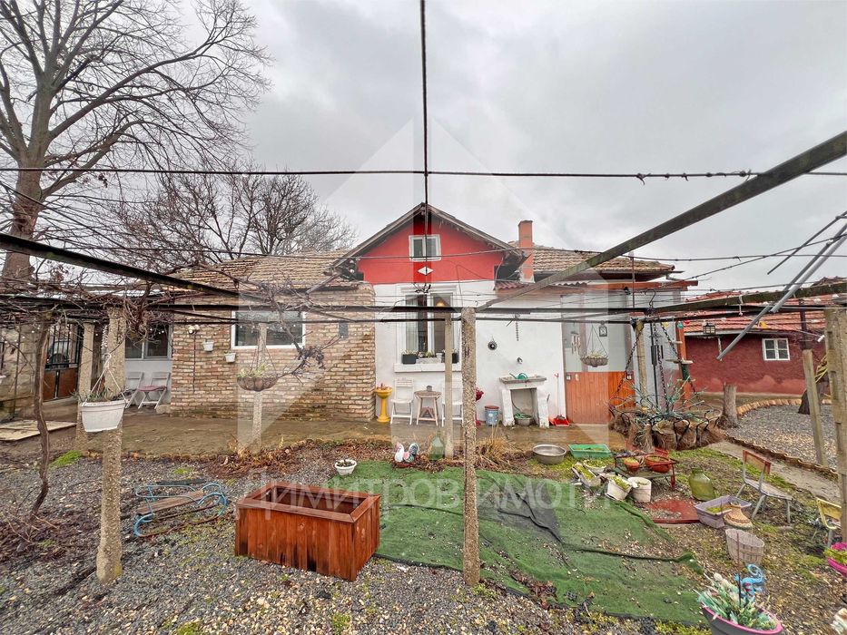 Продава еднофамилна, реновирана къща със 762 кв.м. двор в гр. Плиска.