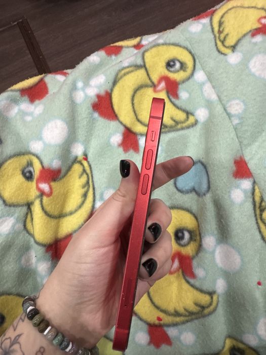 Айфон 12 красный