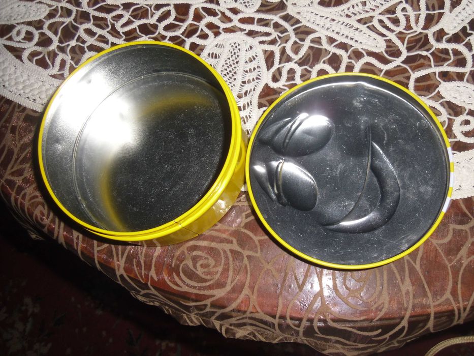 set nou 3 cesti M&M si 1 cutie tabla