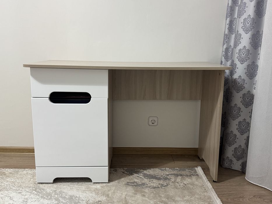 Стол в иделаьном состояние срочно