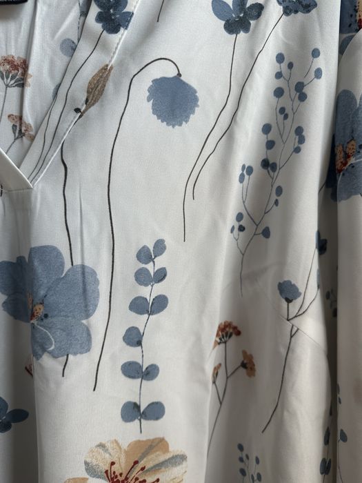 Бяла риза с цветя