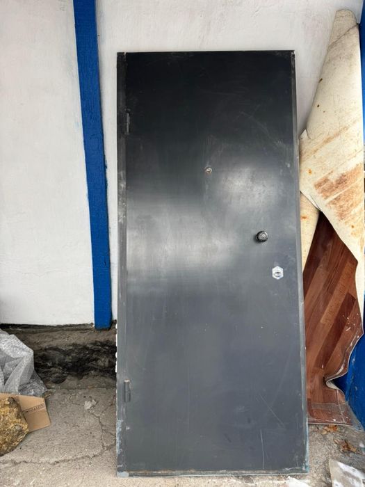 Продам входную дверь