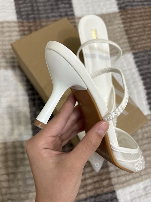Белые невысокие каблуки Zara