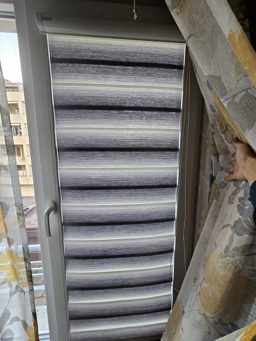 Щори ден и нощ. Ширина 53см. Дължина 158см.
Цвят - преливащо сиво.