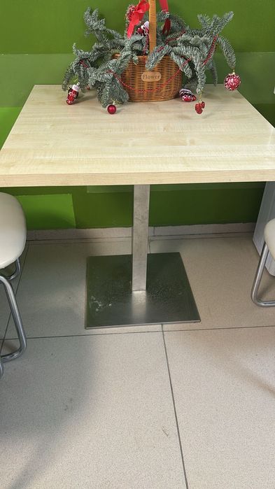 Продам стол бежевый 2 шт