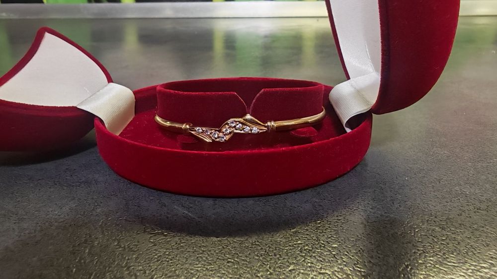 Златна гривна с камъни