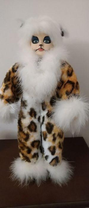 Кукла фарфоровая