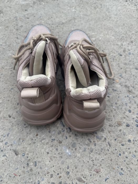 Кроссовки хорошего качества , стильные